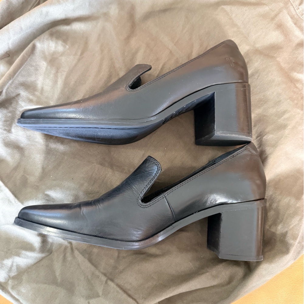 Frye Sadie Venetian loafer size 10 black
Excellent condition
Small scuffed area - Picture 3 of 7